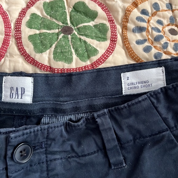 🩳GAP Girlfriend chino shorts size 2. - Picture 2 of 3